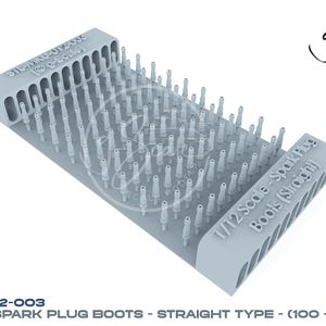 Può includere: Un kit di modelli in scala 1/12 di stivali per candele di colore grigio chiaro. Il kit include 100 stivali per candele di tipo dritto. Il testo sul kit recita "1/12 Scale - Spark Plug Boots (Straight)" e "STL-MKU-012-003".