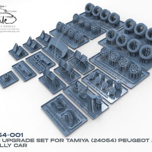 Può includere: Un set di pezzi di aggiornamento in scala 1/24 per un'auto da rally Tamiya Peugeot 205 Works. I pezzi sono in plastica grigia e sono confezionati in un sacchetto di plastica trasparente. I pezzi includono ruote, pneumatici e altri dettagli. TAM-24054-001