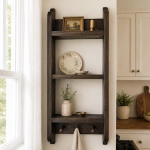 Prateleira em forma de escada, feita à mão em madeira, com ganchos estilo Shaker | Prateleira lateral para armário de cozinha | Suporte rústico para toalhas de parede