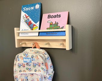 Handgemachtes Kinderzimmer Regal mit Kleiderhaken