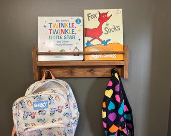 regał do pokoju dziecięcego z wieszakami na ubrania