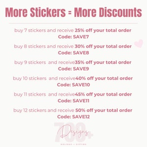Pode incluir: Um gr&aacute;fico rosa e branco com o texto "More Stickers = More Discounts". Lista descontos para comprar de 7 a 12 adesivos, com os c&oacute;digos SAVE7 a SAVE12. A parte inferior do gr&aacute;fico tem o texto "Designs" e "HOLIDAY + GIFTING."