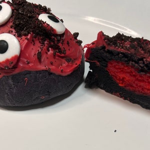 Galletas rellenas de cakey espeluznantes