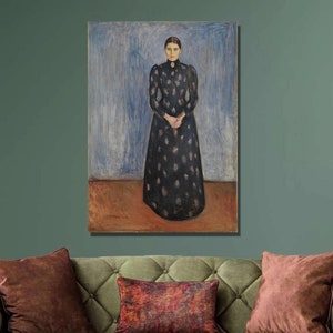 以下が含まれることがあります： 白のドットがついた黒いドレスを着た女性の絵。彼女は青と白の背景の前に立っている。