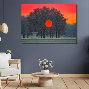 Op de afbeelding: Een schilderij van een rode zon die ondergaat achter een rij donkergroene bomen. De bomen zijn gesilhouetteerd tegen de oranje en rode lucht. De zon is een grote, helderrode cirkel.