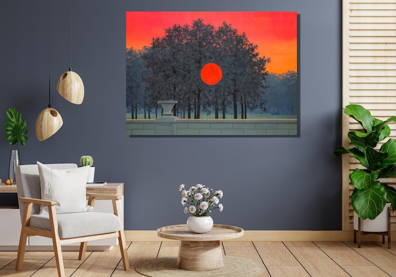 Op de afbeelding: Een schilderij van een rode zon die ondergaat achter een rij donkergroene bomen. De bomen zijn gesilhouetteerd tegen de oranje en rode lucht. De zon is een grote, helderrode cirkel.