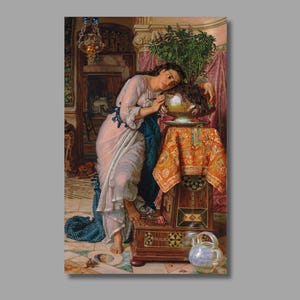 Puede incluir: Una mujer con un vestido blanco se encuentra en una habitación con una planta grande y un tazón sobre una mesa. El tazón está lleno de una sustancia blanca y la mujer lo está mirando. La habitación está decorada con muebles ornamentados y una lámpara de araña.