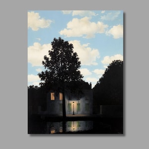 Puede incluir: Una impresión de una pintura surrealista que representa una casa de noche con ventanas iluminadas y una farola. Un gran árbol está en primer plano, y el cielo está lleno de nubes blancas y esponjosas. La casa y su reflejo son visibles en el agua.