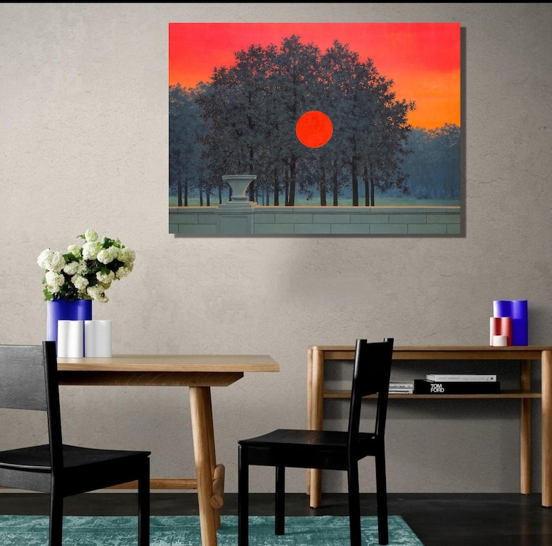Op de afbeelding: Een schilderij van een boslandschap met een grote rode zon aan de hemel. De bomen zijn donkergroen en de lucht is een gradi&euml;nt van oranje, geel en rood. Op de voorgrond is een stenen muur.