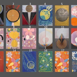 Puede incluir: Un conjunto de 18 pinturas abstractas en formato de cuadrícula. Las pinturas presentan formas geométricas, círculos y líneas en varios colores, incluyendo amarillo, azul, rojo y rosa.