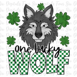 Peut inclure: Un loup gris avec un nez noir sur un fond blanc. Le loup est entouré de trèfles verts. Le texte "one lucky wolf" est écrit en noir sur un fond à carreaux verts et blancs.