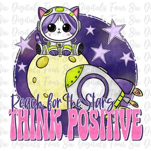 Könnte beinhalten: Eine lila und weiße Katze in einem Raumanzug sitzt auf einem gelben Mond mit einem Raumschiff dahinter. Der Hintergrund ist ein lila und weißer Sternenhimmel. Der Text "Reach for the Stars Think Positive" ist in rosa Buchstaben unter dem Mond geschrieben.