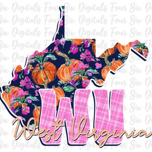 Può includere: Un design a quadri rosa e bianco con le lettere "WV" e il testo "West Virginia" in un font corsivo dorato. Le lettere sono sovrapposte a un contorno dello stato della Virginia Occidentale, che è riempito con un motivo di fiori rosa e zucche arancioni su uno sfondo blu scuro.