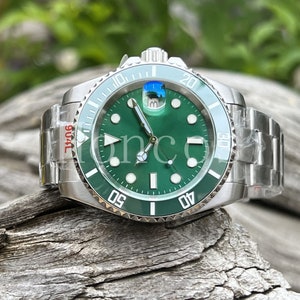 Montre de style MODS SUB sur mesure avec cadran vert SKX NH35 et boîtier argenté