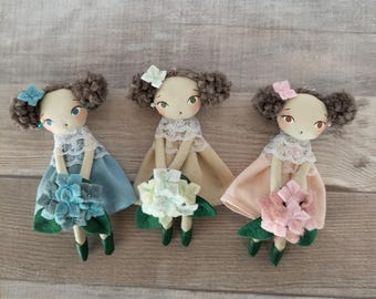 Muñeca de hortensias hecha a mano con encanto