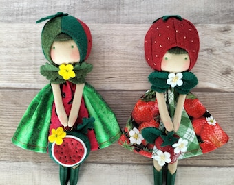 Muñeca pequeña hecha a mano con diseño de sandía y fresa.