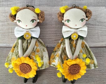 Muñeca de girasol hecha a mano con encanto