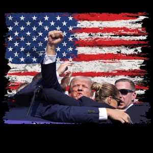 Könnte beinhalten: Eine Gruppe von Menschen steht vor einer amerikanischen Flagge, wobei eine Person die Faust in die Luft reckt. Die Flagge ist verblasst und hat einen abgenutzten Look. Die Menschen tragen alle Anzüge und schauen in die Kamera.