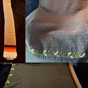 Könnte beinhalten: Eine braune gehäkelte Decke mit grünem und weißem Rand. Die Decke ist in der Hälfte gefaltet und liegt auf einem Sofa.