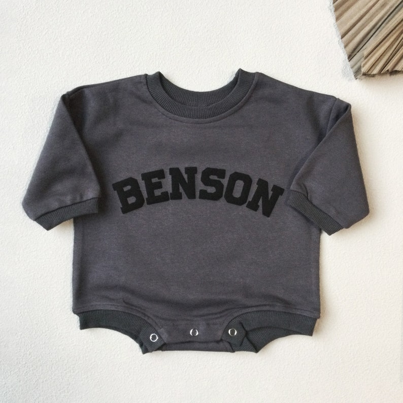 Body in felpa per bambini con nome a sbuffo personalizzato, pagliaccetto a bolle personalizzato, regalo per baby shower, compleanno minimalista per bambini, regalo di Natale per bambini immagine 6