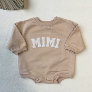 Body in felpa per bambini con nome a sbuffo personalizzato, pagliaccetto a bolle personalizzato, regalo per baby shower, compleanno minimalista per bambini, regalo di Natale per bambini immagine 5