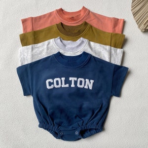 Body a maniche corte per neonati con nome personalizzato a palloncino, tutina a bolle personalizzata, regalo per baby shower, compleanno minimalista per neonati, regalo di Natale
