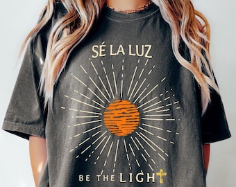 Sé la Luz Spanish T-Shirt: Boho Sun Graphic, Comfort Colors Tee