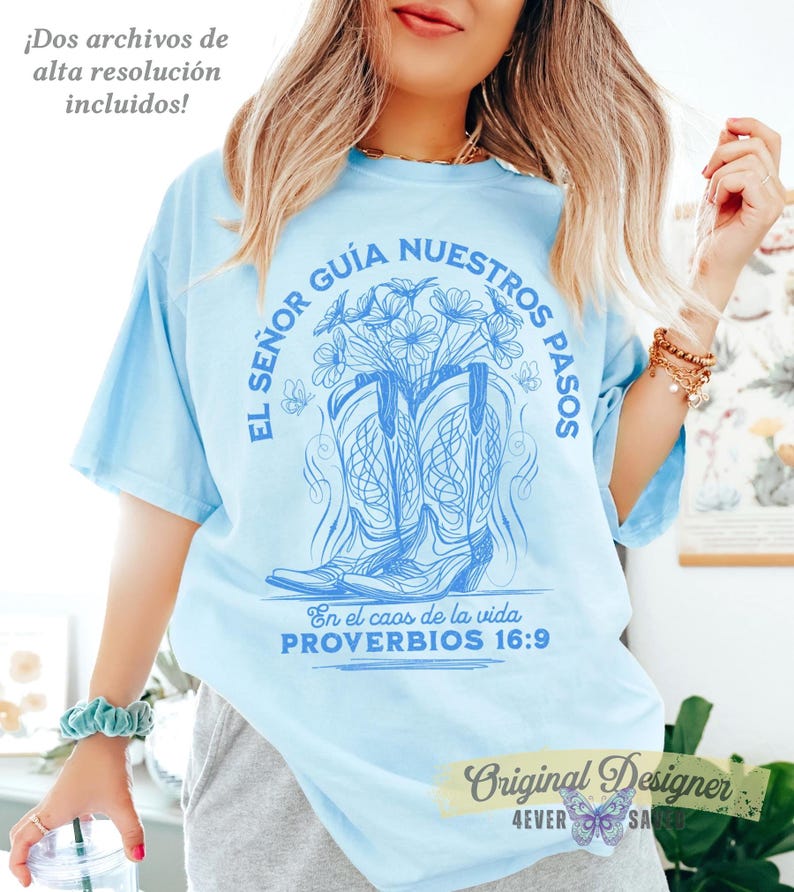 May include: Light blue t-shirt with a graphic of cowboy boots filled with flowers and the text "EL SE&Ntilde;OR GU&Iacute;A NUESTROS PASOS" and "PROVERBIOS 16:9". The shirt also has the text "&iexcl;Dos archivos de alta resoluci&oacute;n incluidos!" and "Original Designer 4EVER SA".