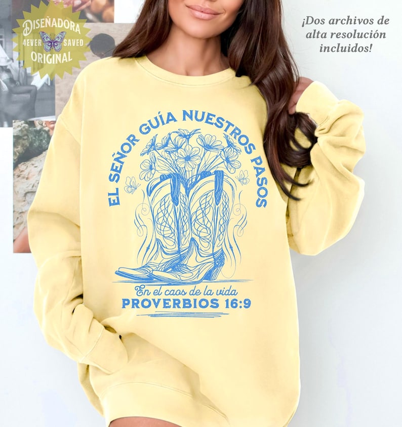 May include: A light yellow sweatshirt with a blue graphic of cowboy boots filled with flowers and butterflies. The text reads "EL SE&Ntilde;OR GU&Iacute;A NUESTROS PASOS" and "En el caos de la vida PROVERBIOS 16:9". The design includes the words "DISE&Ntilde;ADORA" and "ORIGINAL".