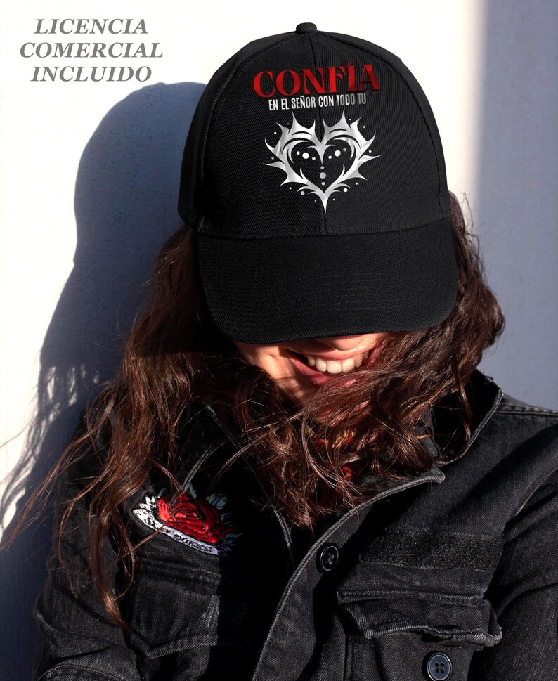 May include: Black baseball cap with the word "CONFIA" in red, and the phrase "EN EL SE&Ntilde;OR CON TODO TU" in white. The cap features a white heart design. The image also shows a black denim jacket.