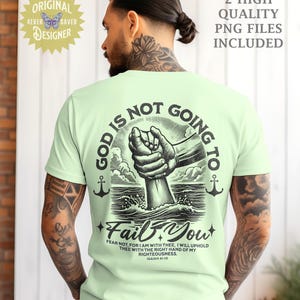 Op de afbeelding: Een lichtgroen T-shirt met een grafische print van een hand die uit het water reikt. De tekst "God zal je niet in de steek laten" staat op het T-shirt gedrukt. De tekst "Vrees niet, want Ik ben met u; Ik zal u met de rechterhand van mijn gerechtigheid ondersteunen. Jesaja 41:10" staat onder de grafische print.