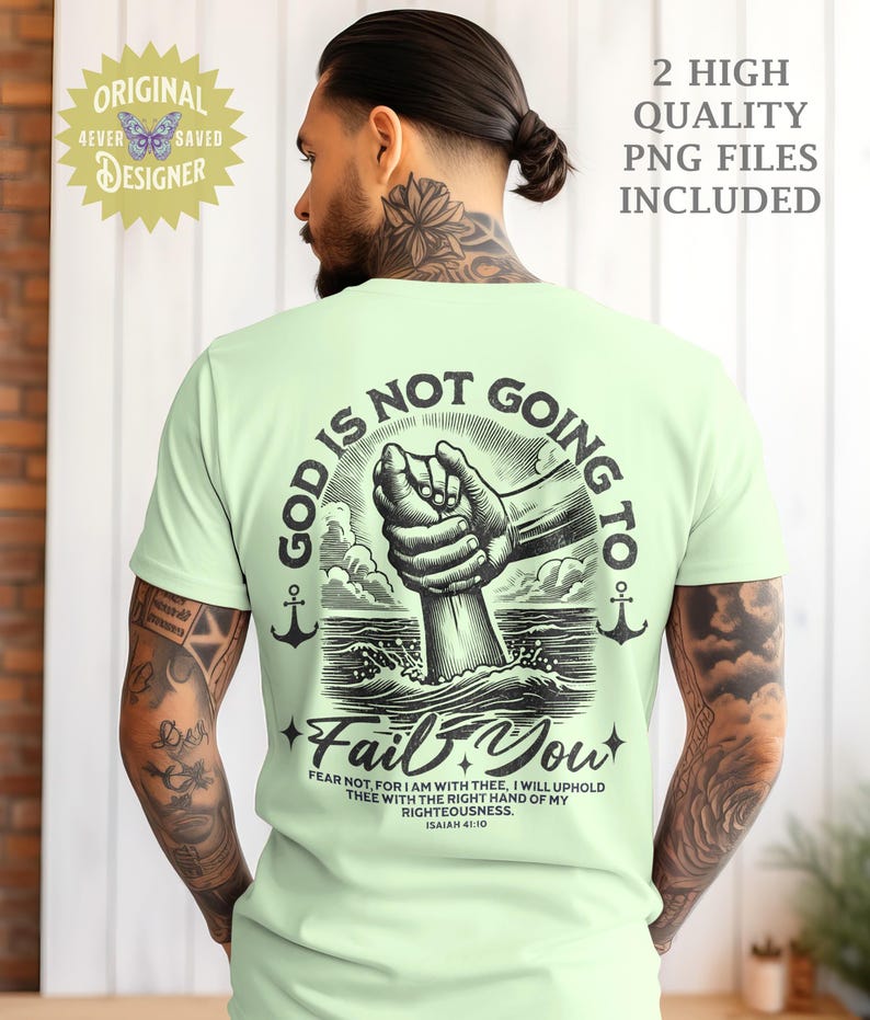Op de afbeelding: Een lichtgroen T-shirt met een grafische print van een hand die uit het water reikt. De tekst "God zal je niet in de steek laten" staat op het T-shirt gedrukt. De tekst "Vrees niet, want Ik ben met u; Ik zal u met de rechterhand van mijn gerechtigheid ondersteunen. Jesaja 41:10" staat onder de grafische print.