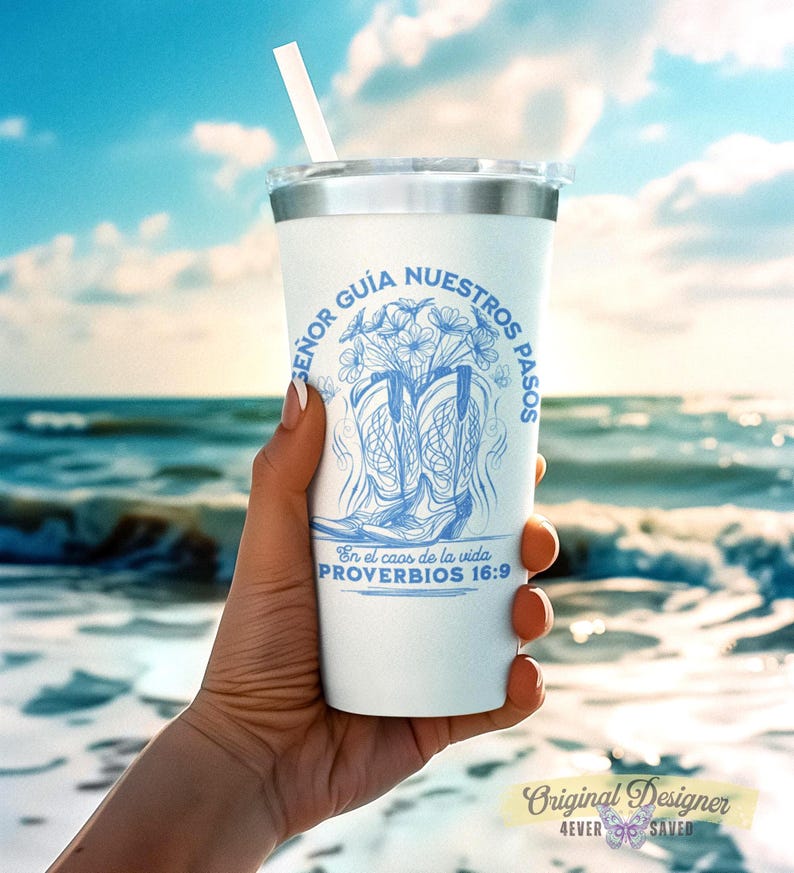 May include: White tumbler with a silver lid and a straw. The tumbler features a blue design of cowboy boots, flowers, and text in Spanish. The text reads "SE&Ntilde;OR GU&Iacute;A NUESTROS PASOS" and "En el caos de la vida PROVERBIOS 16:9".