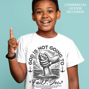 Op de afbeelding: Wit T-shirt met een zwart-witte afbeelding van een hand die uit het water reikt. De afbeelding zegt "God zal je niet in de steek laten" en bevat een Bijbelvers uit Jesaja 41:10.