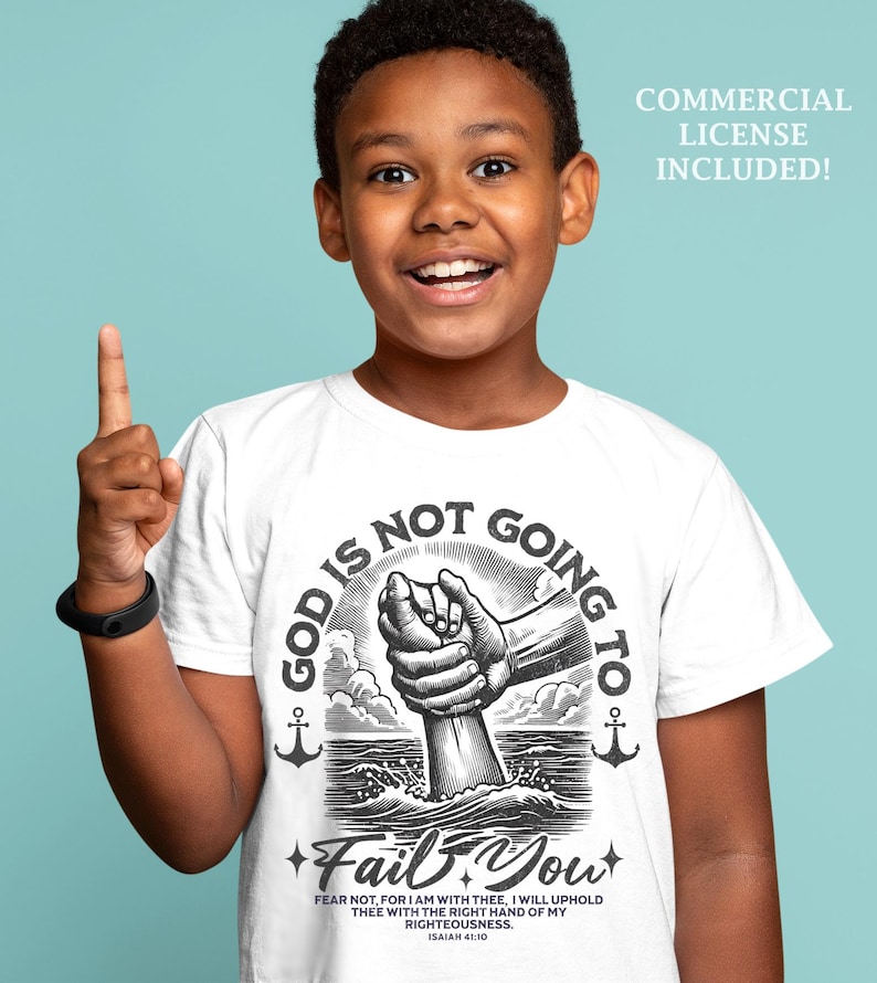 Op de afbeelding: Wit T-shirt met een zwart-witte afbeelding van een hand die uit het water reikt. De afbeelding zegt "God zal je niet in de steek laten" en bevat een Bijbelvers uit Jesaja 41:10.