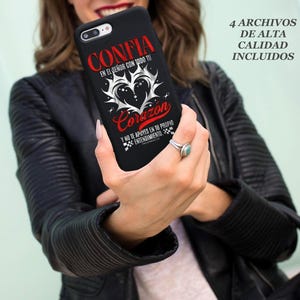 May include: Black phone case with the Spanish text "CONFIA" and "Corazon" in red and white. The case features a heart design and additional text. The image also includes the text "4 ARCHIVOS DE ALTA CALIDAD INCLUIDOS".