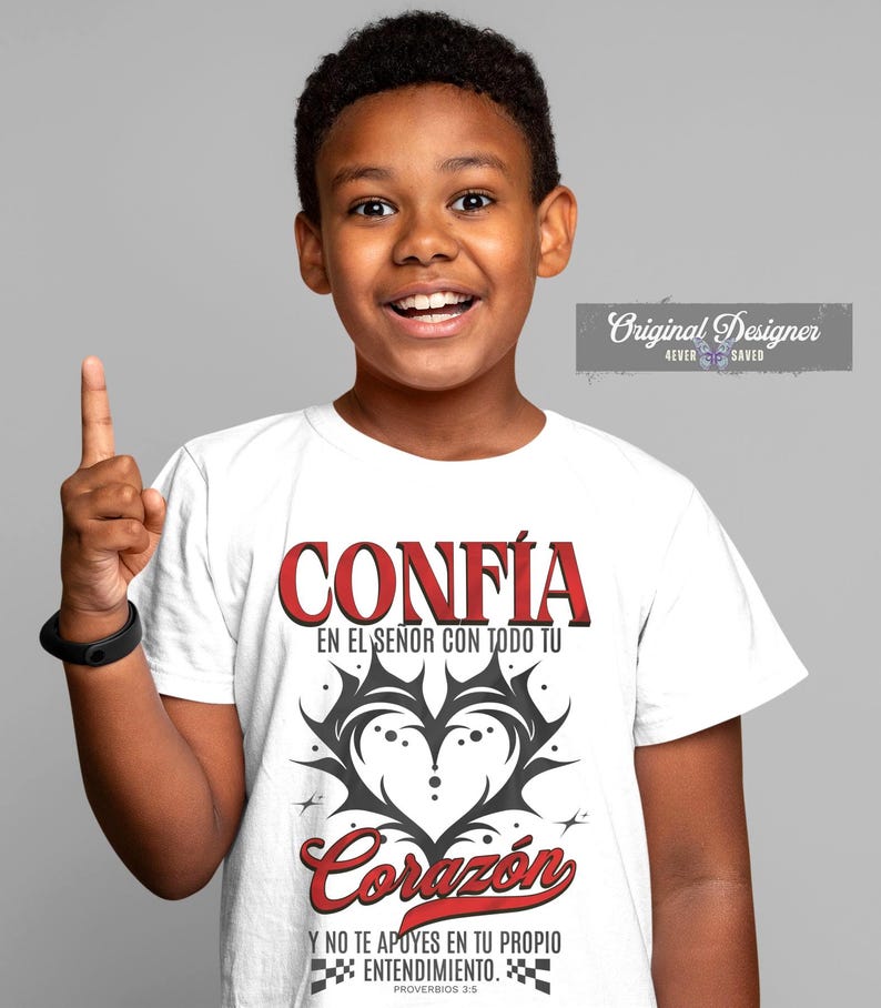May include: White t-shirt with the Spanish words "CONFIA" and "Coraz&oacute;n" in red and a black heart design. The shirt also includes the text "EN EL SE&Ntilde;OR CON TODO TU" and "Y NO TE APOYES EN TU PROPIO ENTENDIMIENTO."