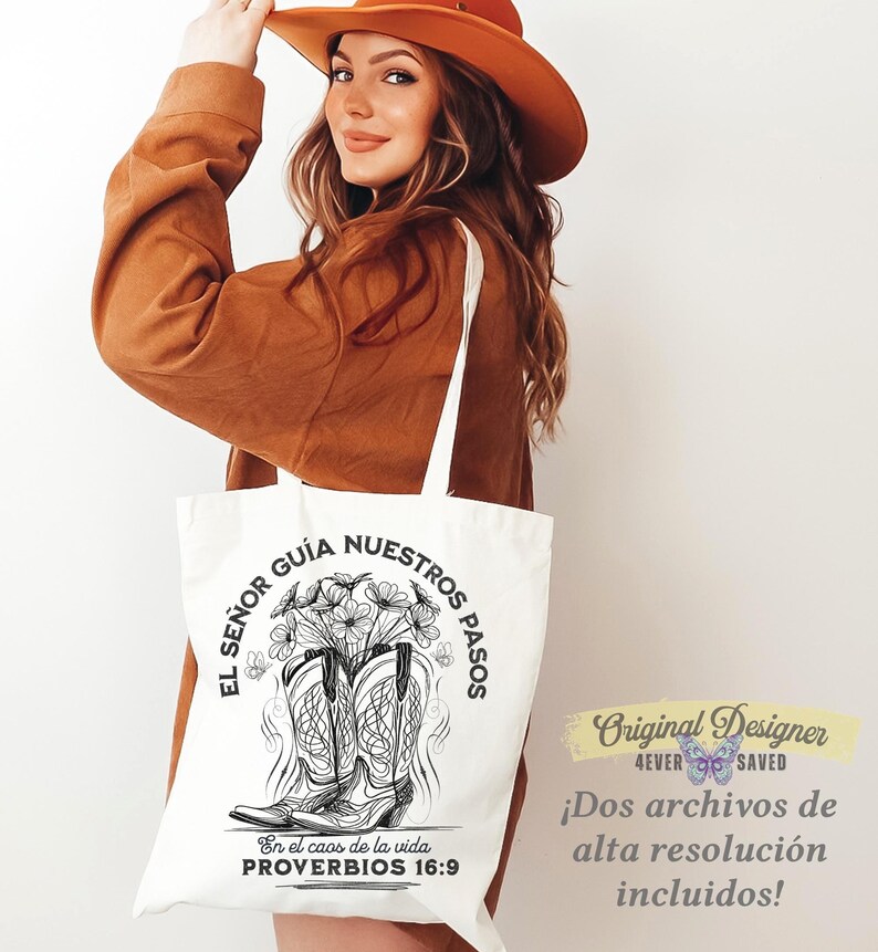 May include: White tote bag featuring a black and white illustration of cowboy boots filled with flowers. The text "EL SE&Ntilde;OR GU&Iacute;A NUESTROS PASOS" and "PROVERBIOS 16:9" are printed on the bag. The bag has a simple design with long white straps.