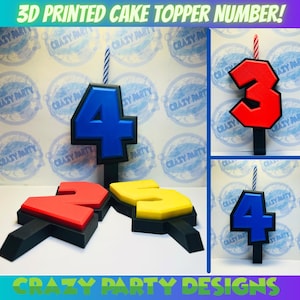 Puede incluir: Adornos para tartas impresos en 3D con forma de números. Los números son de color azul, rojo y amarillo con detalles en negro. Cada número tiene una vela. El texto "3D PRINTED CAKE TOPPER NUMBER!" está en la parte superior y "CRAZY PARTY DESIGNS" en la inferior.