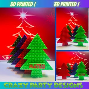 Puede incluir: Cinco árboles de Navidad impresos en 3D en rojo, verde y morado. Los árboles están hechos de plástico y tienen un diseño tipo Lego. El árbol más grande tiene el nombre "Mateo" impreso en él. La imagen está subtitulada "¡Impreso en 3D!" y "Crazy Party Designs".