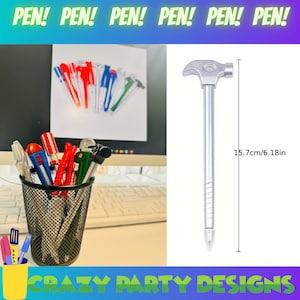 Könnte beinhalten: Ein silberner hammerförmiger Stift mit einer schwarzen Tintenspitze. Der Stift ist 15,7 cm lang. Der Stift befindet sich neben einem schwarzen Netzbecher, der mit bunten Stiften gefüllt ist. Das Bild zeigt oben den Text "PEN! PEN! PEN! PEN! PEN! PEN!" und unten "CRAZY PARTY DESIGNS".