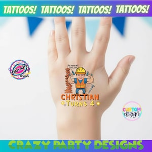 Op de afbeelding: Een tijdelijke tattoo met een cartoon bouwvakker en de tekst "CHRISTIAN TURNS 4." Het ontwerp bevat een bakstenen muur, gereedschap en de zin "NO PROBLEM! I GOT THIS." De tattoo staat op een hand, met het woord "TATTOOS!" bovenaan.