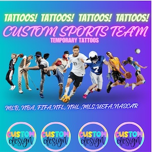 Puede incluir: Tatuajes temporales personalizados para equipos deportivos. La imagen muestra una variedad de atletas jugando diferentes deportes, incluyendo béisbol, fútbol americano, fútbol, baloncesto y golf. El texto "CUSTOM SPORTS TEAM" se muestra en letras rosas sobre un fondo azul. El texto "TEMPORARY TATTOOS" se muestra en letras blancas sobre un fondo rosa. El texto "MLB, NBA, FIFA, NFL, NHL, MLS, UEFA, NASCAR" se muestra en letras blancas sobre un fondo azul. La imagen también muestra cuatro círculos con el texto "CUSTOM design" en letras blancas sobre un fondo colorido.