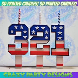 Puede incluir: Tres velas impresas en 3D con forma de los números 3, 2 y 1. Las velas están decoradas con un diseño de bandera estadounidense. Las velas están sobre una superficie blanca con el texto "CRAZY PARTY DESIGNS" en la parte inferior.