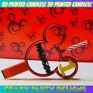 Puede incluir: Portavelas de Mickey Mouse rojo impreso en 3D con una vela amarilla número uno y una vela rayada. El soporte tiene la palabra "Madison" escrita en él.