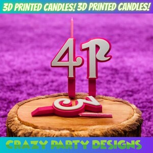 Puede incluir: Un juego de velas impresas en 3D rosas y blancas para un 41 cumpleaños, con una pequeña vela rosa encima. Las velas están sobre una base de madera sobre un fondo morado. El texto en la parte superior dice "3D PRINTED CANDLES!" y en la inferior "CRAZY PARTY DESIGNS".