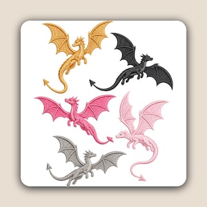 Puede incluir: Una colección de seis parches bordados de dragones en varios colores, incluyendo oro, negro, rosa intenso, rosa claro y plata. Cada dragón se muestra en una pose de vuelo con las alas extendidas, una cola larga y texturas de escamas detalladas.