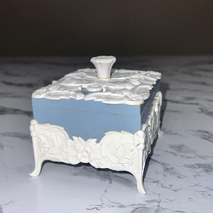Vintage Wedgwood Style Celluloid Trinket Box - Hellblau & Weiß Vanity Decor - 4x3.5 &quot;