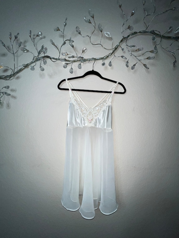 Beautiful White 1980’s California Dynasty Nighty -