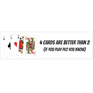 Puede incluir: Cuatro cartas de juego, un As de Picas, un As de Corazones, un Rey de Corazones y una Reina de Corazones, se muestran sobre un fondo blanco. El texto "4 CARDS ARE BETTER THAN 2 (IF YOU PLAY PLO YOU KNOW)" está debajo de las cartas.